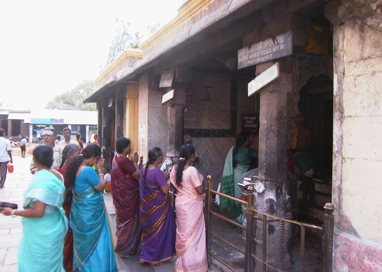 Mit olvasunk le egy emberről Indiában? – Somi Panni előadása